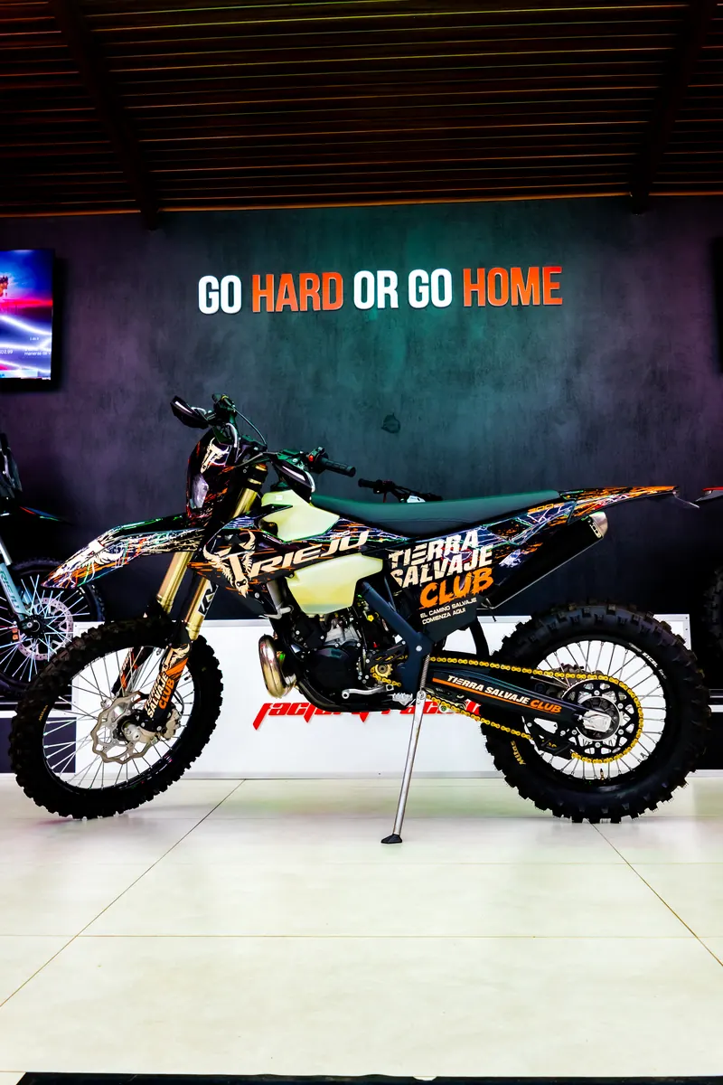 Rieju MR300i 2026 personalizada con diseño Tierra Salvaje Club